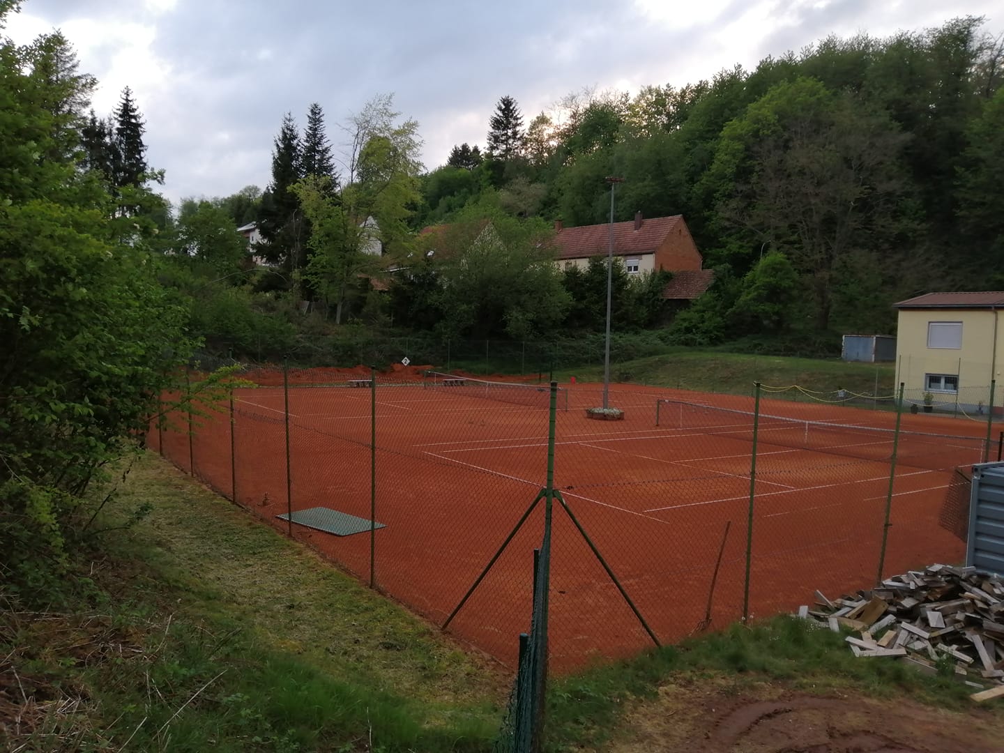 FK Petersberg_Fussball_Tennis_Verein_Rheinland_Pfalz_Kinder_Jugendliche_Erwachsene_Mannschaft_Sport_Tennisplatz